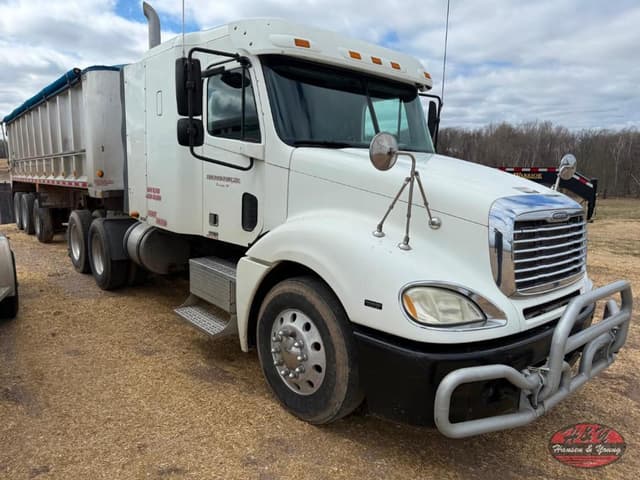 Image of Freightliner Columbia 120 equipment image 2