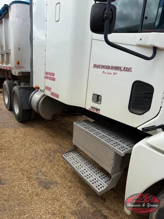 Image of Freightliner Columbia 120 equipment image 3