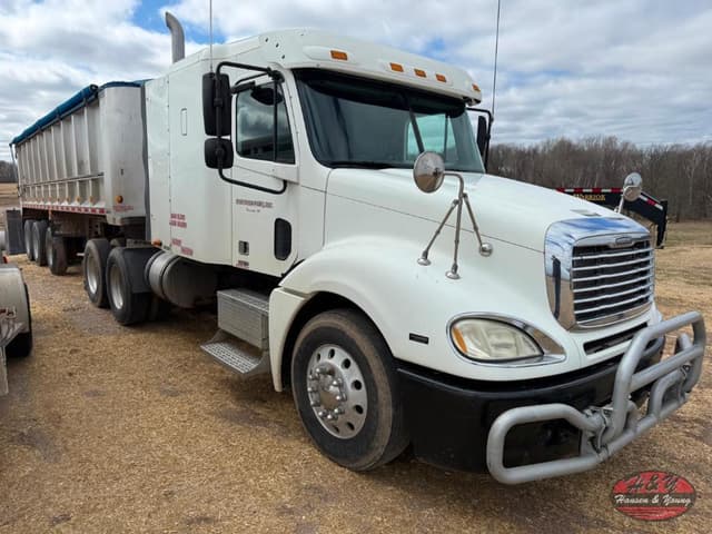 Image of Freightliner Columbia 120 equipment image 1