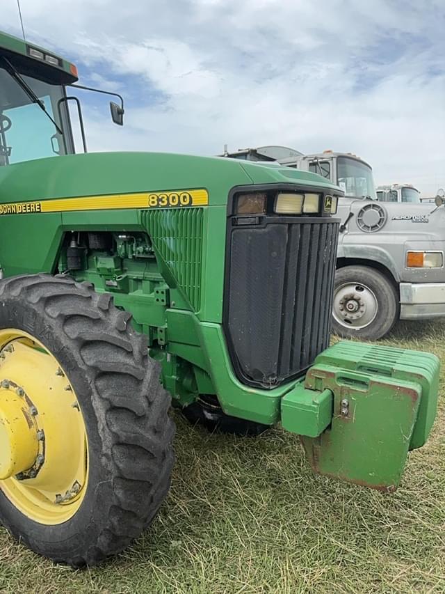 Image of John Deere 8300 equipment image 2