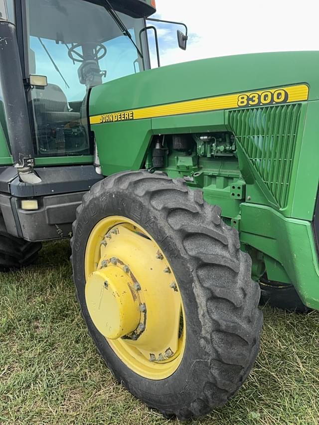 Image of John Deere 8300 equipment image 3