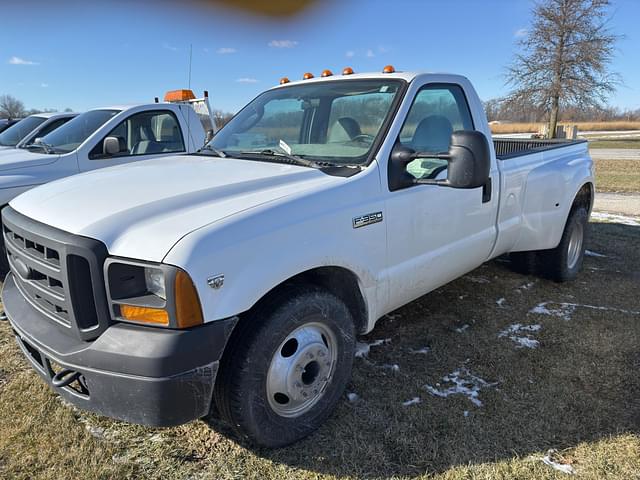 Image of Ford F-350 equipment image 3