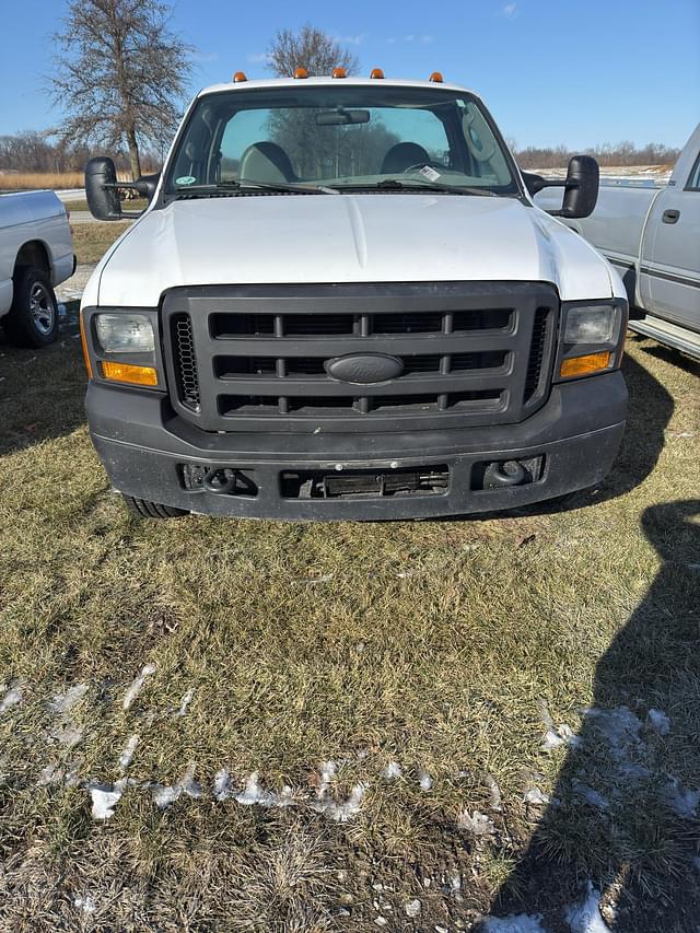 Image of Ford F-350 equipment image 1