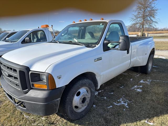 Image of Ford F-350 equipment image 4