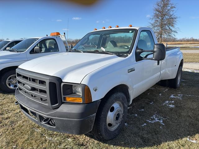 Image of Ford F-350 equipment image 2