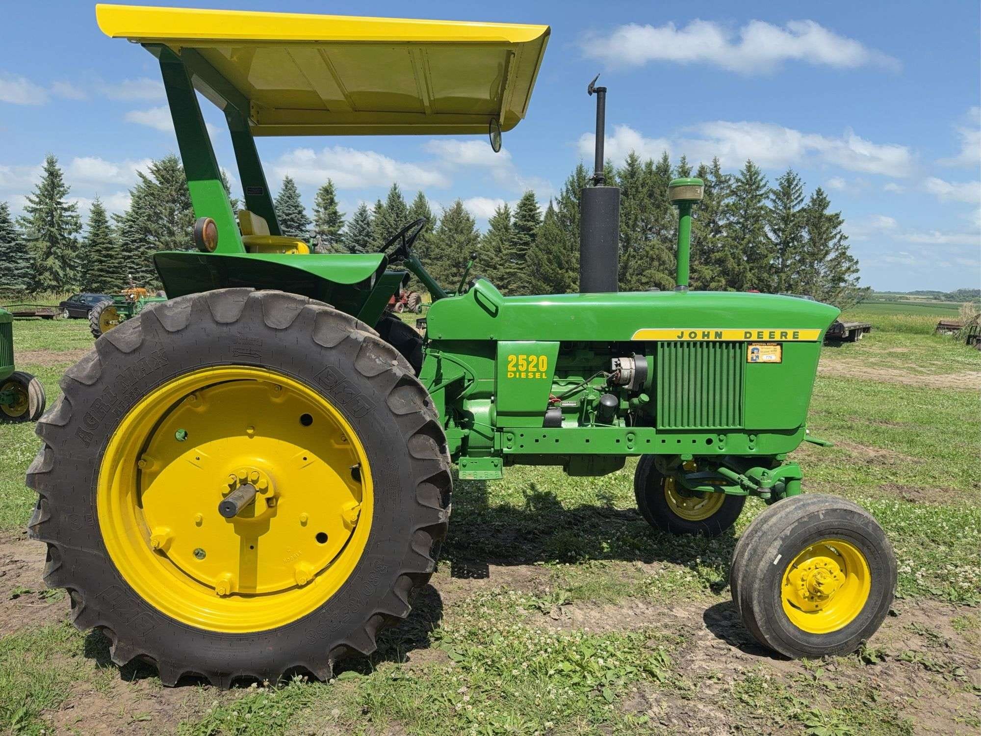 John Deere 2520 Equipment Image0
