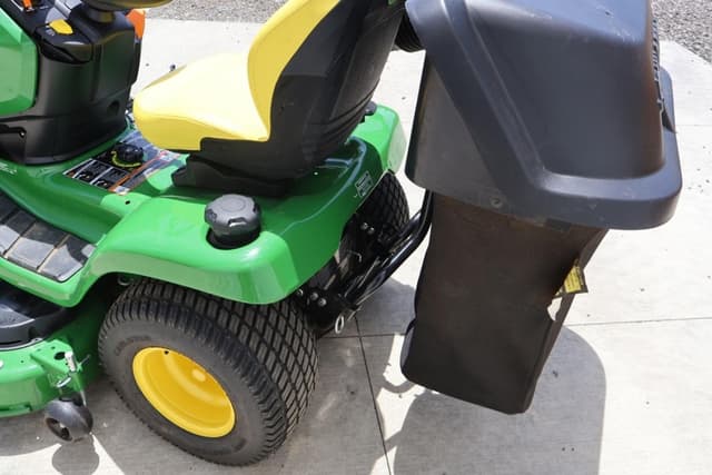 Image of John Deere X380 equipment image 4