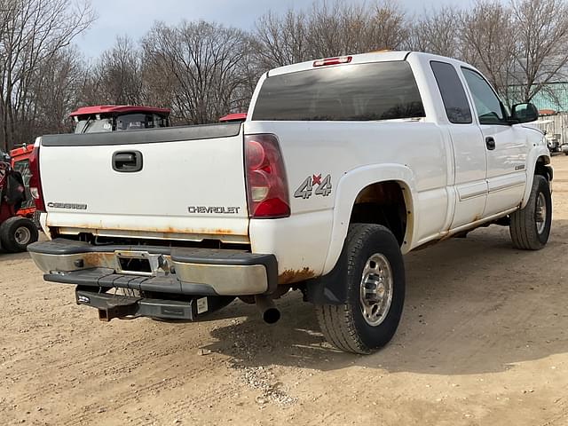 Image of Chevrolet 2500HD equipment image 4