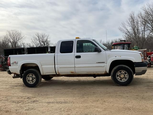 Image of Chevrolet 2500HD equipment image 3