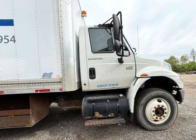 Image of International 4400 equipment image 3