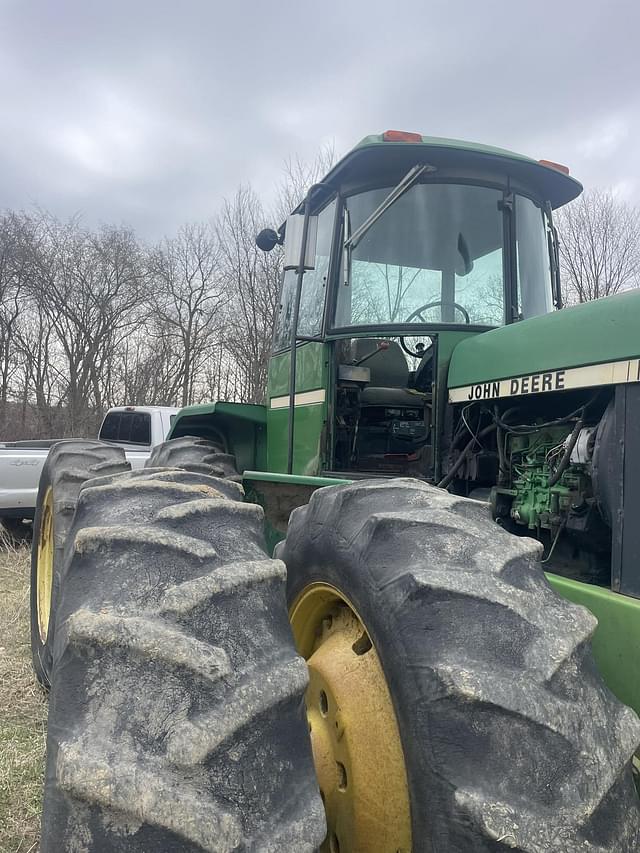 Image of John Deere 8440 equipment image 1