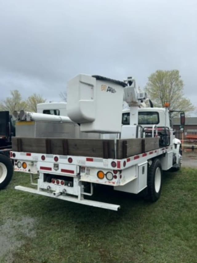 Image of International 4200 equipment image 2