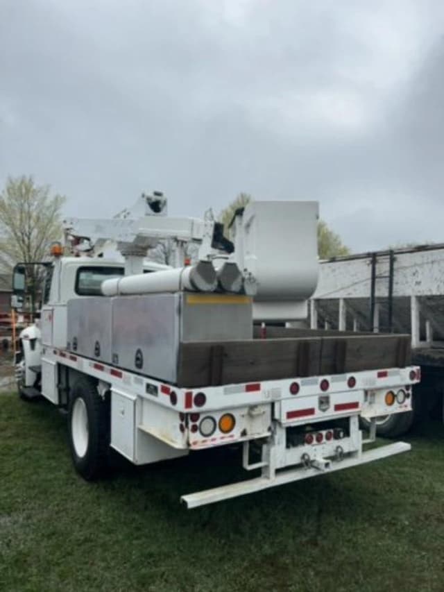 Image of International 4200 equipment image 3