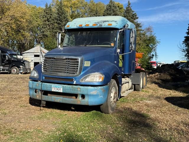 Image of Freightliner Columbia equipment image 1