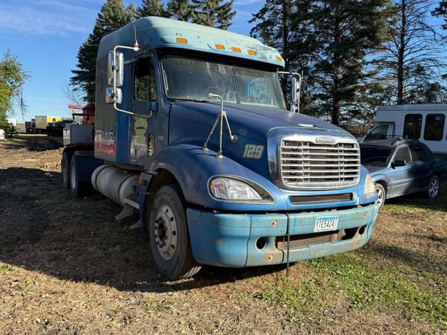 Image of Freightliner Columbia equipment image 3