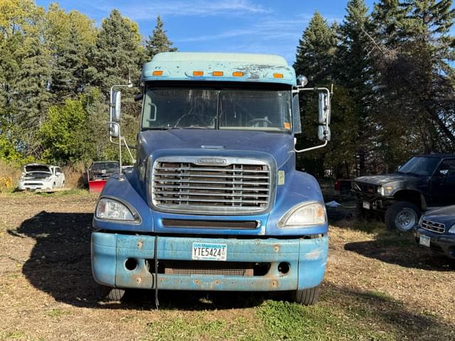 Image of Freightliner Columbia equipment image 2