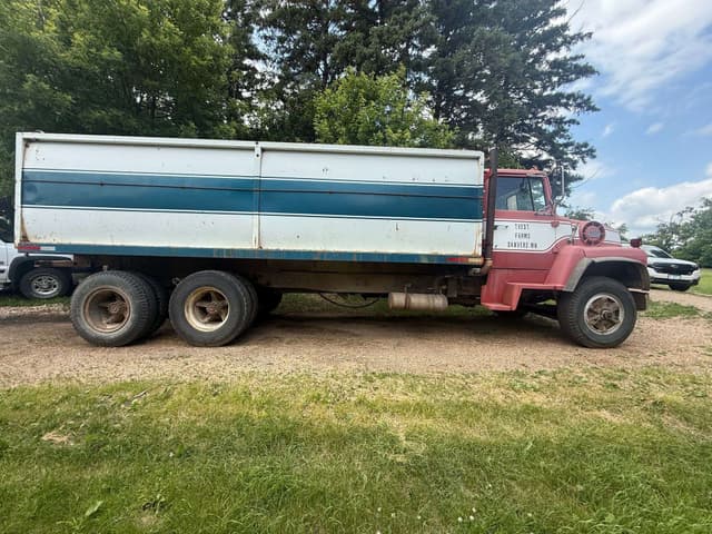 Image of Ford 9000 equipment image 3