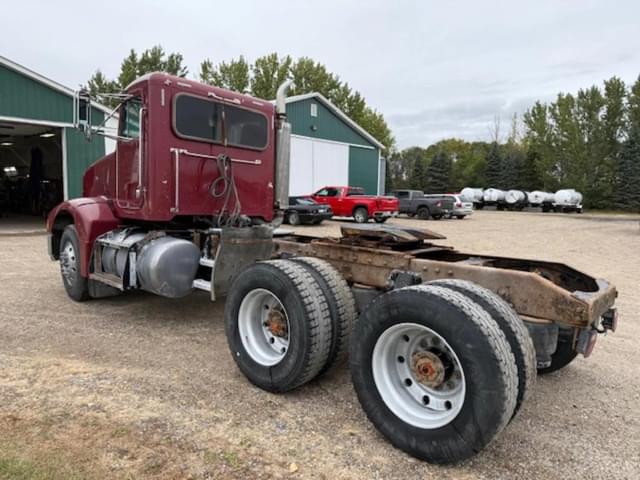 Image of Peterbilt 385 equipment image 4