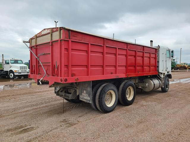 Image of Freightliner Undetermined equipment image 2