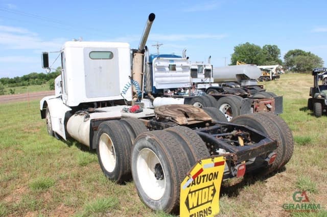 Image of Peterbilt 377 equipment image 2