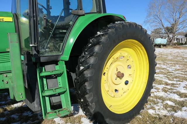 Image of John Deere 7330 equipment image 3