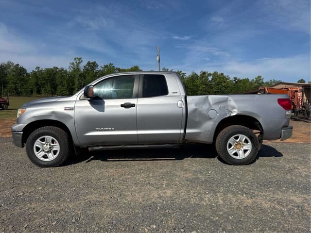 Image of Toyota Tundra SR5 equipment image 1