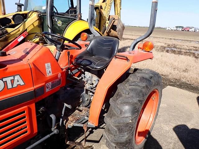 Image of Kubota L2350 equipment image 2