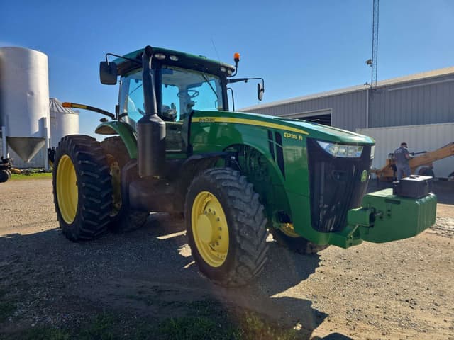 Image of John Deere 8235R equipment image 2