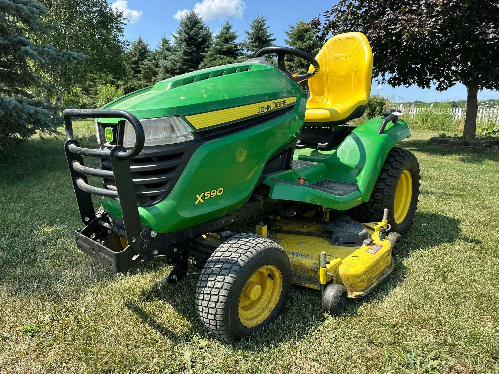 2017 John Deere X590 Equipment Image0