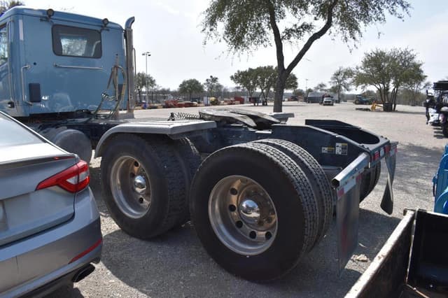 Image of Peterbilt 567 equipment image 3