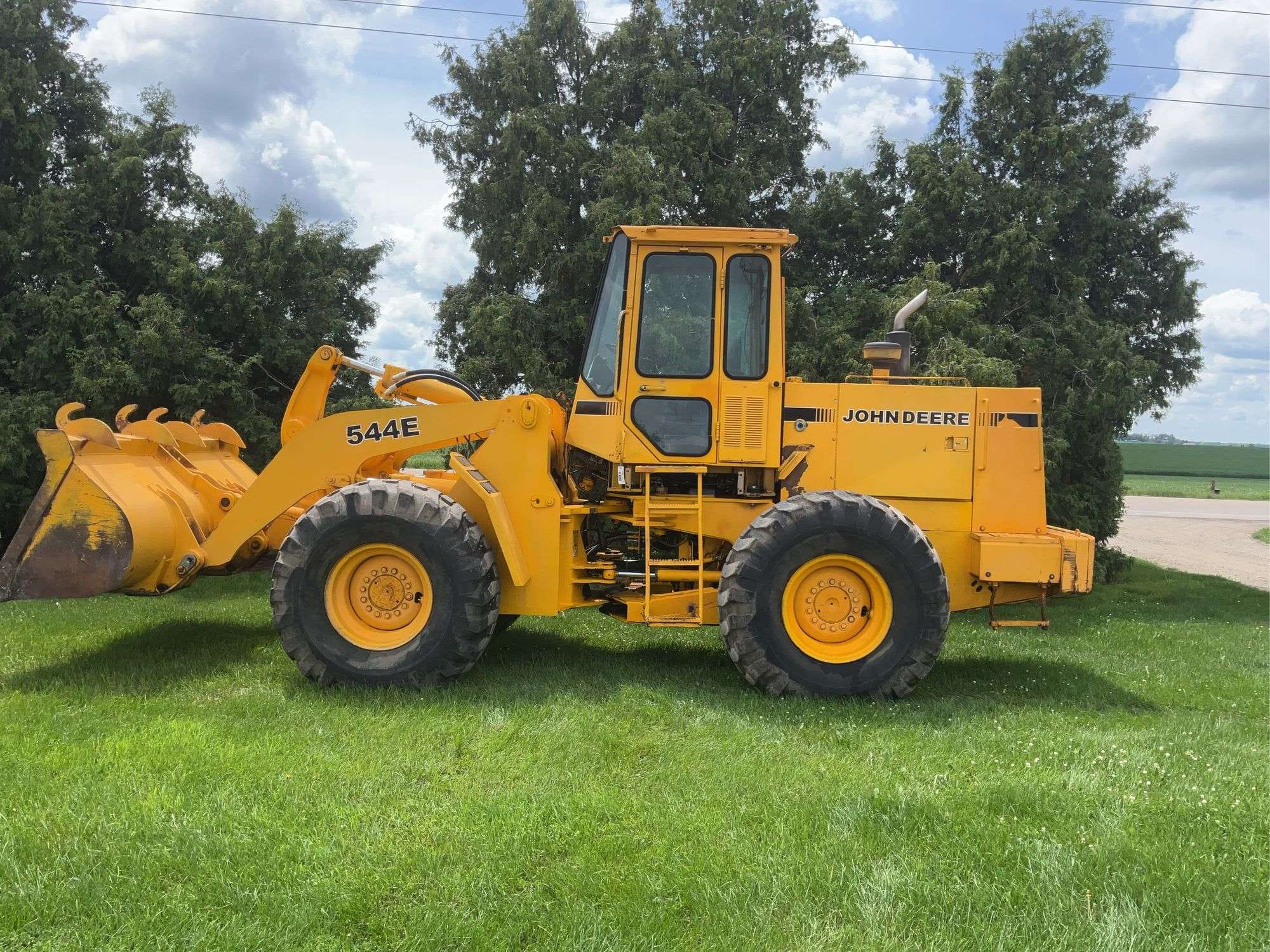 John Deere 544E Equipment Image0