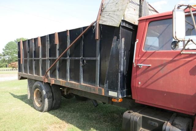 Image of Ford 7000 equipment image 2