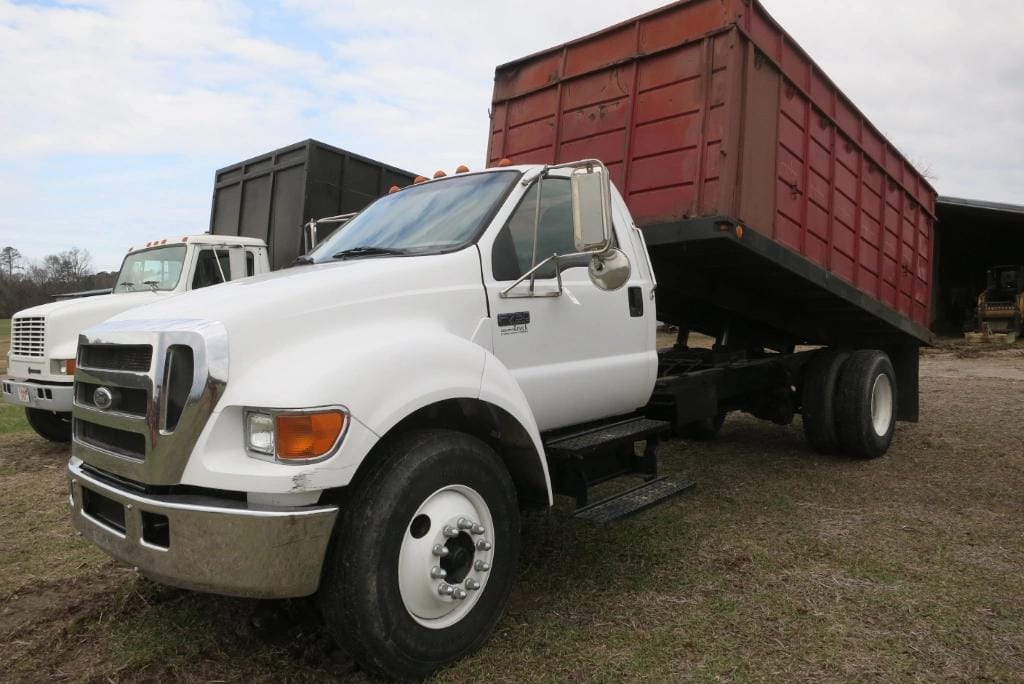 2006 Ford F-750 Equipment Image0