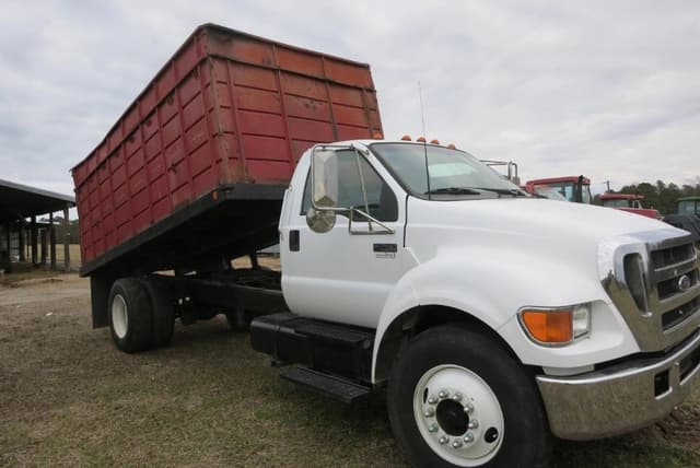 Image of Ford F-750 equipment image 4