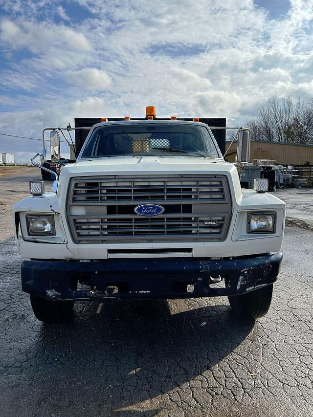 Image of Ford F-700 equipment image 2