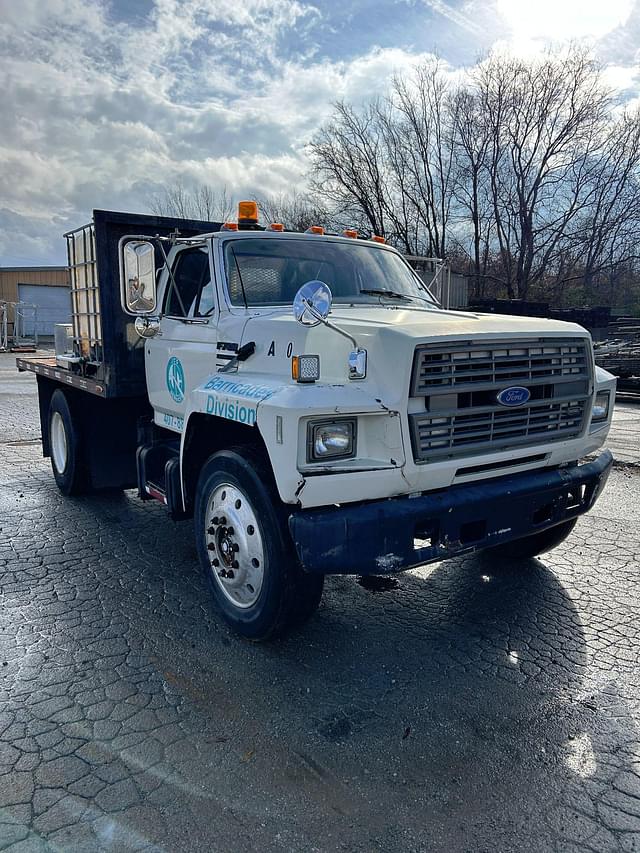 Image of Ford F-700 equipment image 3