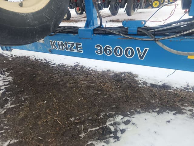 Image of Kinze 3600V equipment image 1