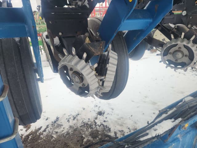 Image of Kinze 3600V equipment image 4