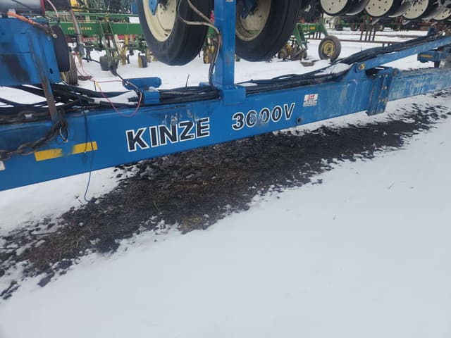 Image of Kinze 3600V equipment image 3