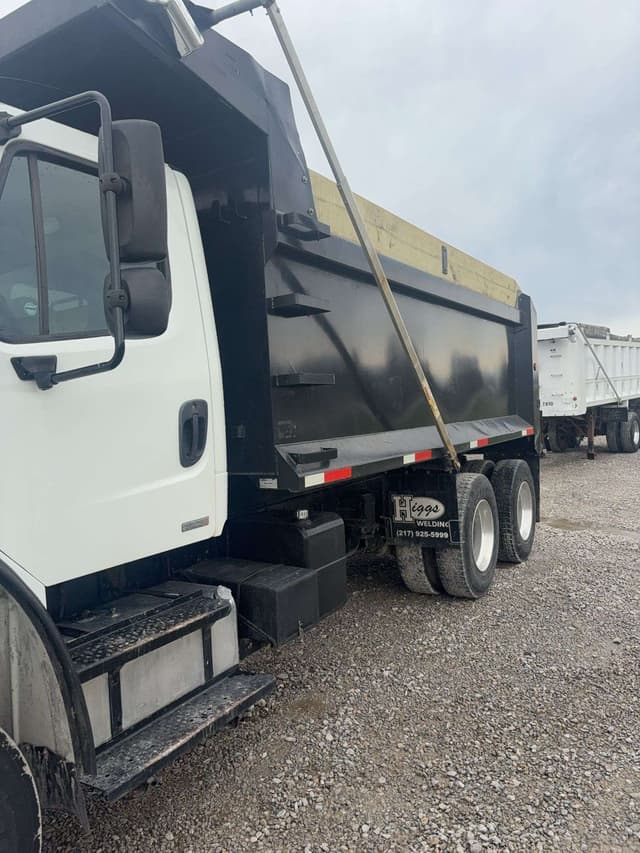 Image of Freightliner Business Class M2 106 equipment image 4