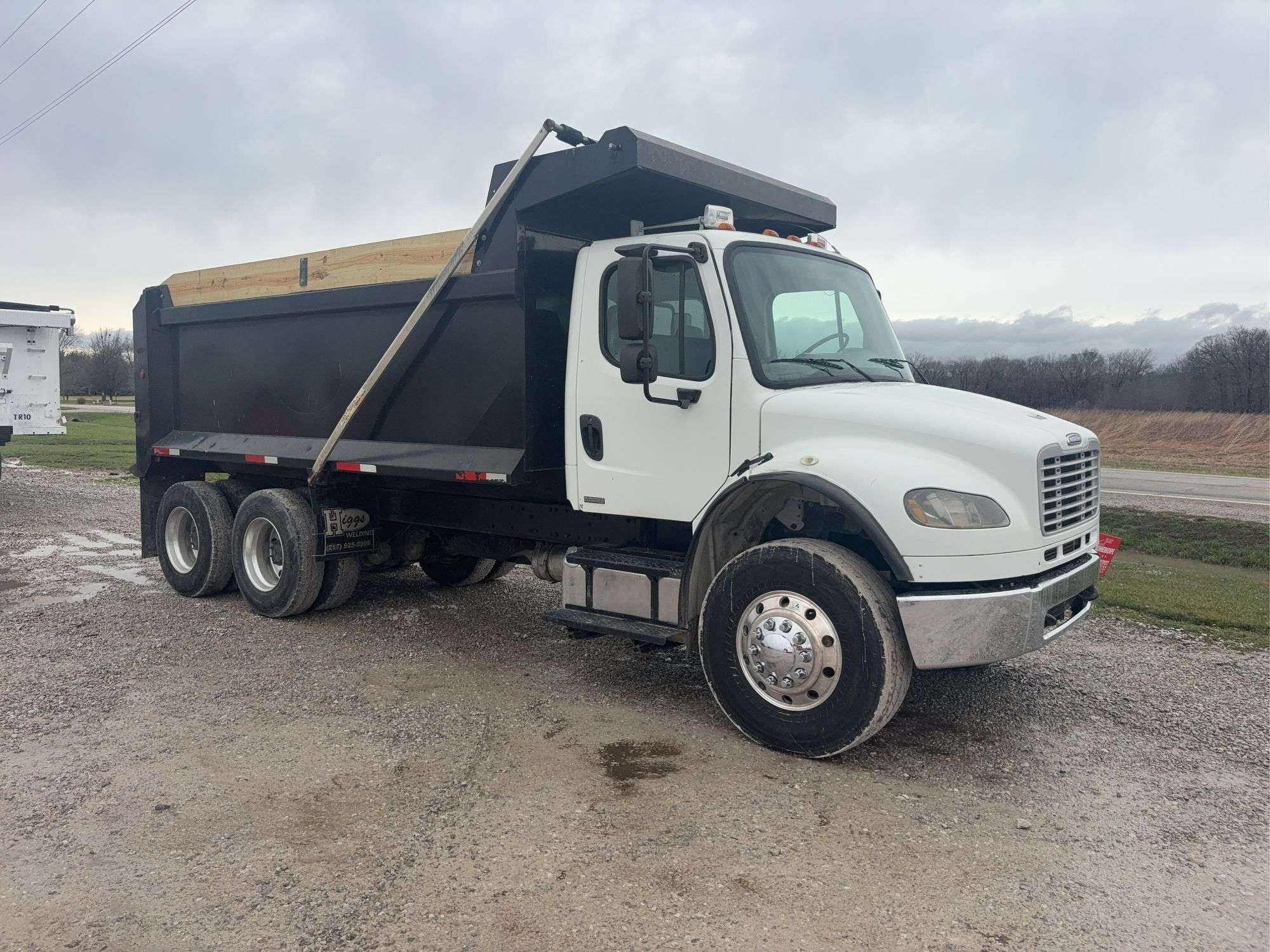 2009 Freightliner Business Class M2 106 Equipment Image0