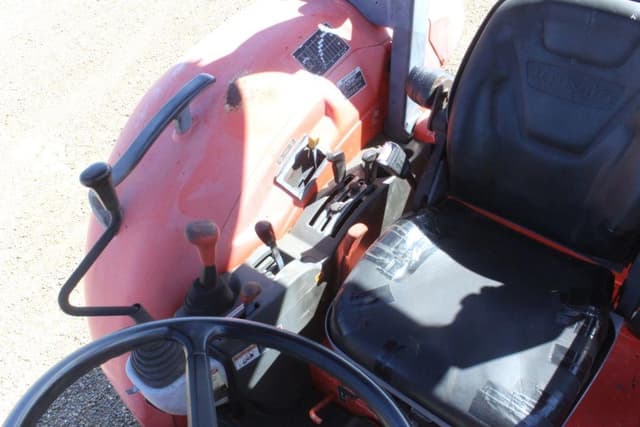 Image of Kubota M7040 equipment image 4
