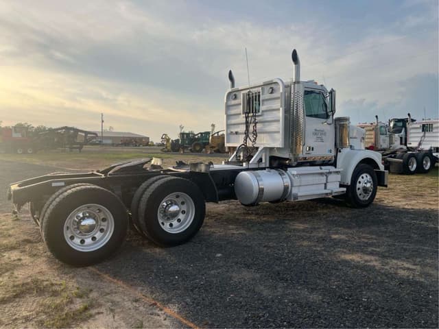 Image of Western Star 4900 SF equipment image 2