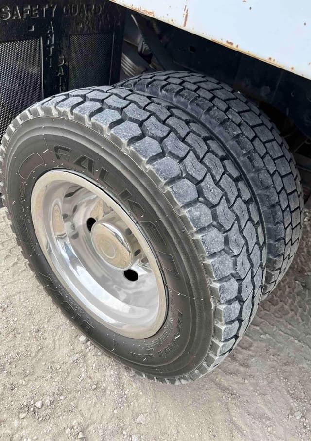 Image of Ford F-550 equipment image 3