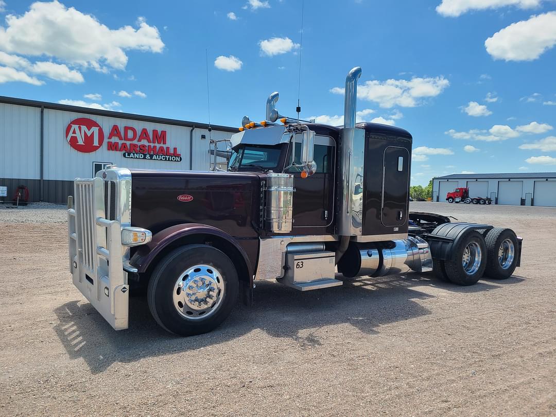 Image of Peterbilt 389 Primary image