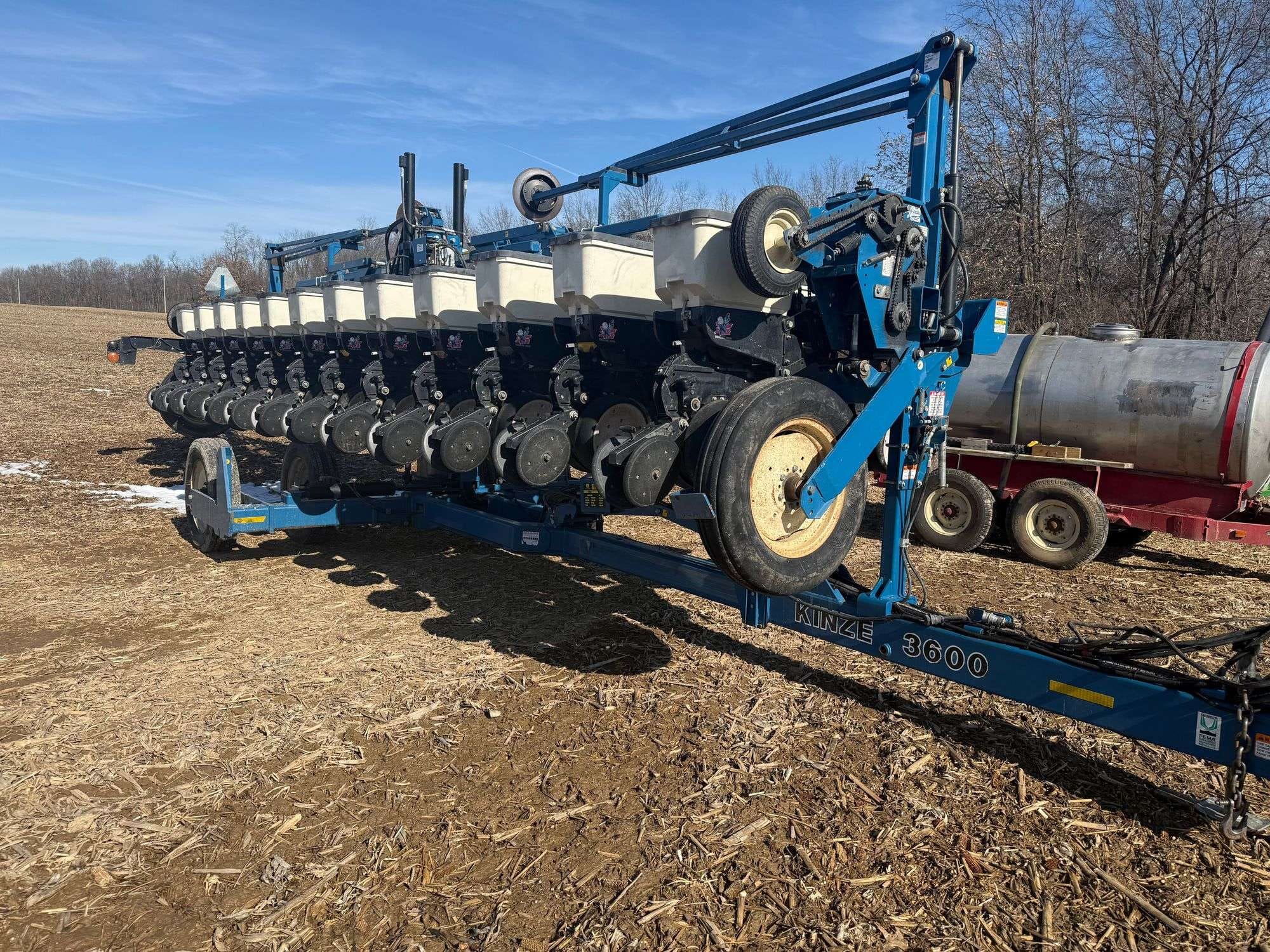 2009 Kinze 3600 Equipment Image0