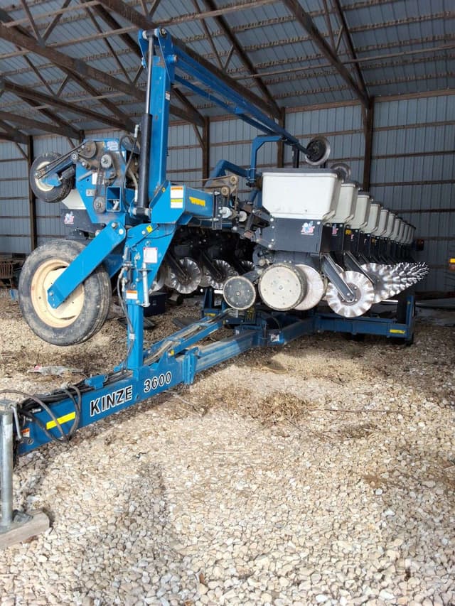 Image of Kinze 3600 equipment image 4