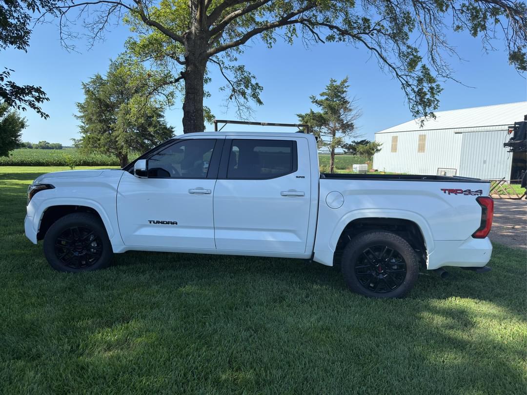 Image of Toyota Tundra SR5 Primary image