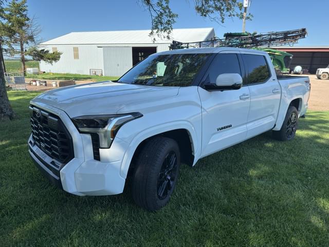 Image of Toyota Tundra SR5 equipment image 3