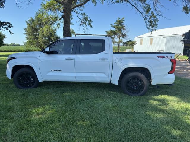 Image of Toyota Tundra SR5 equipment image 1